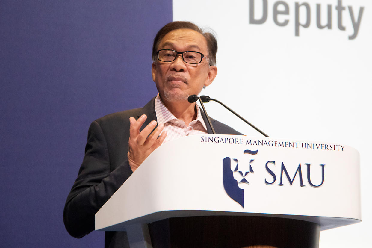 Malaysia’s former deputy prime minister Anwar Ibrahim giving a talk titled “Leadership in the 21st Century: Winds of Change” at the 10th Ho Rih Hwa Leadership Lecture Series on 20 September, 2018. (PHOTO: Dhany Osman/Yahoo News Singapore)