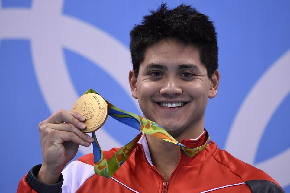 Joseph Schooling con su medalla de oro. (Photo credit should read GABRIEL BOUYS/AFP via Getty Images)