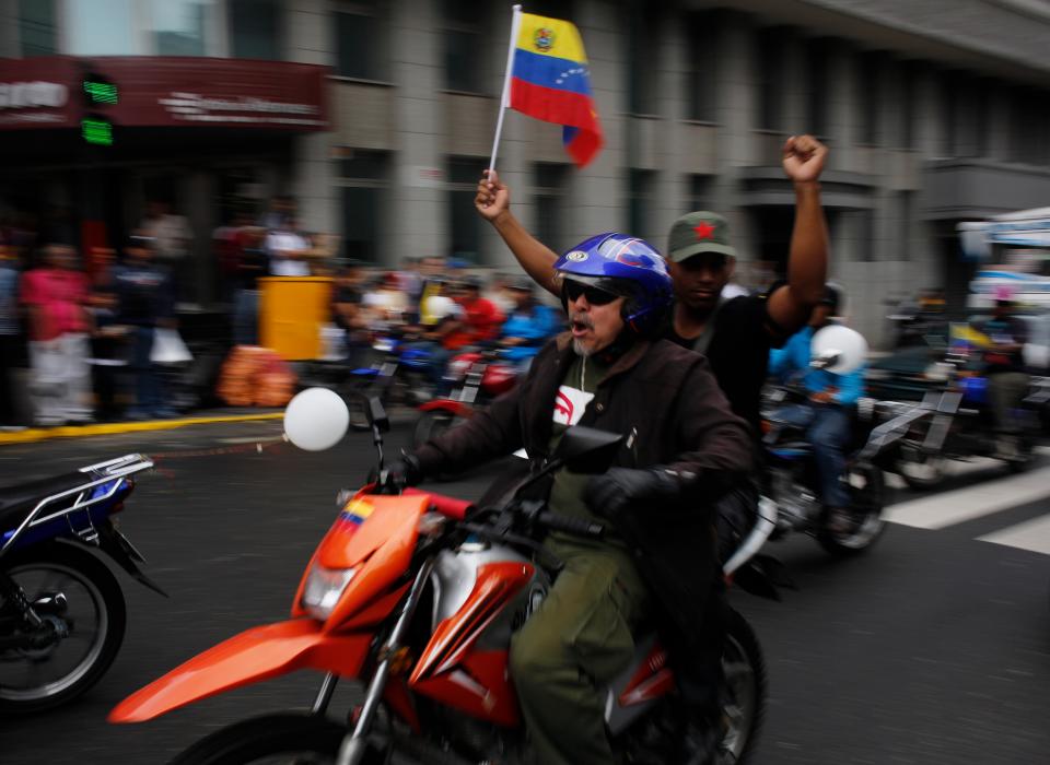 Este lunes llegaron al palacio presidencial de Miraflores un grupo de motociclistas en apoyo a Maduro. Este sector ha generado gran polémica en el país tras las denuncias de que grupos armados ilegales cercanos al chavismo se movilizan en motocicletas para intimidar o reprimir a manifestantes opositores en la calle. (AP Photo/Rodrigo Abd)