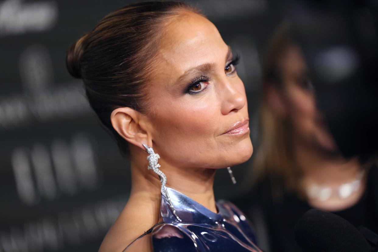 Jennifer Lopez ne peut plus se passer de l'huile prodigieuse de Nuxe. (Photo by Robin L Marshall/WireImage)