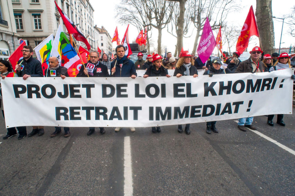 Au printemps 2016, un nouveau mouvement d'opposition contre la loi Travail, également appelée "Loi El Khomri" du nom de la ministre du Travail du gouvernement Valls, aura mobilisé pendant 6 mois des milliers de manifestants qui n'obtiendront pas gain de cause puisque celle-ci sera adoptée en mai 2016 par le Gouvernement au titre de l'article 49 de la Constitution. Dans le même temps, ce mouvement contestataire donnera naissance au mouvement "Nuit Debout" qui un peu partout dans les espaces publiques organisera en France des débats citoyens. ©Robert DEYRAIL/Gamma-Rapho via Getty Images