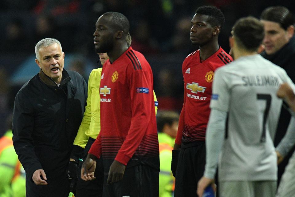 Manchester United’s Portuguese manager Jose Mourinho (L) shouts instructions at Manchester United’s Romelu Lukaku. (Photo by Oli SCARFF / AFP)