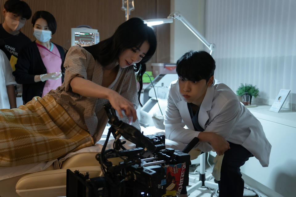 <strong>李到晛（右）與林智妍（左）因拍攝《黑暗榮耀》結緣。（圖／Netflix提供）</strong>