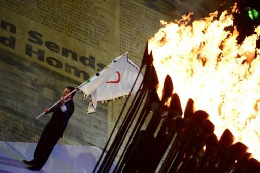 El alcalde de Rio de Janeiro, Eduardo Paes, ondea la bandera olímpica, este domingo en Londres. Rio de Janeiro tomó el domingo la posta olímpica en el cierre de los Juegos de Londres-2012 con un espectáculo que rindió homenaje al carnaval carioca, pero también mostró fusión musical y modernidad y tuvo como gran invitado sorpresa a "O Rei" Pelé. (AFP | franck fife)