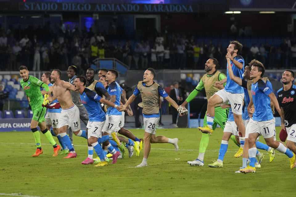 Los jugadores del Napoli festejan tras vencer al Liverpool en un encuentro de la Liga de Campeones, disputado el miércoles 7 de septiembre de 2022 (AP Foto/Andrew Medichini)