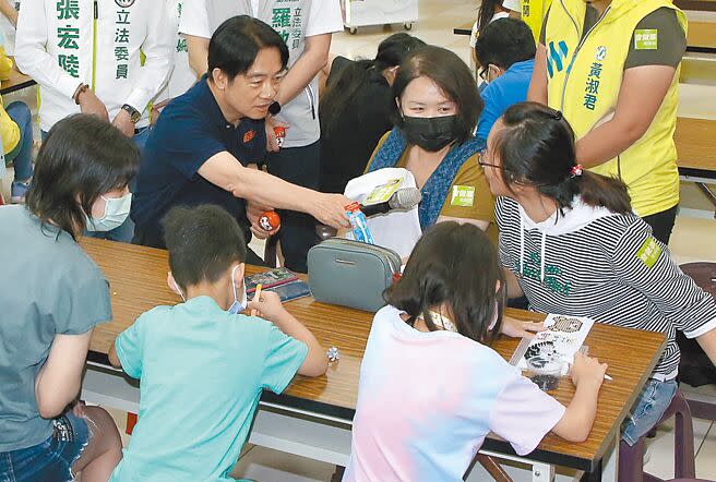 民進黨總統參選人、副總統賴清德29日到板橋出席「拼豆及夾娃娃親子活動」，與在場的親子同樂。（趙雙傑攝）