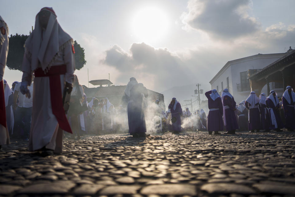 Penitentes llamados cucuruchos queman incienso al inicio de la Semana Santa en Antigua, Guatemala, el Domingo de Ramos, 24 de marzo de 2024. (AP Foto/Moises Castillo)