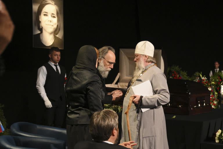 Dugin habla con un sacerdote durante la ceremonia