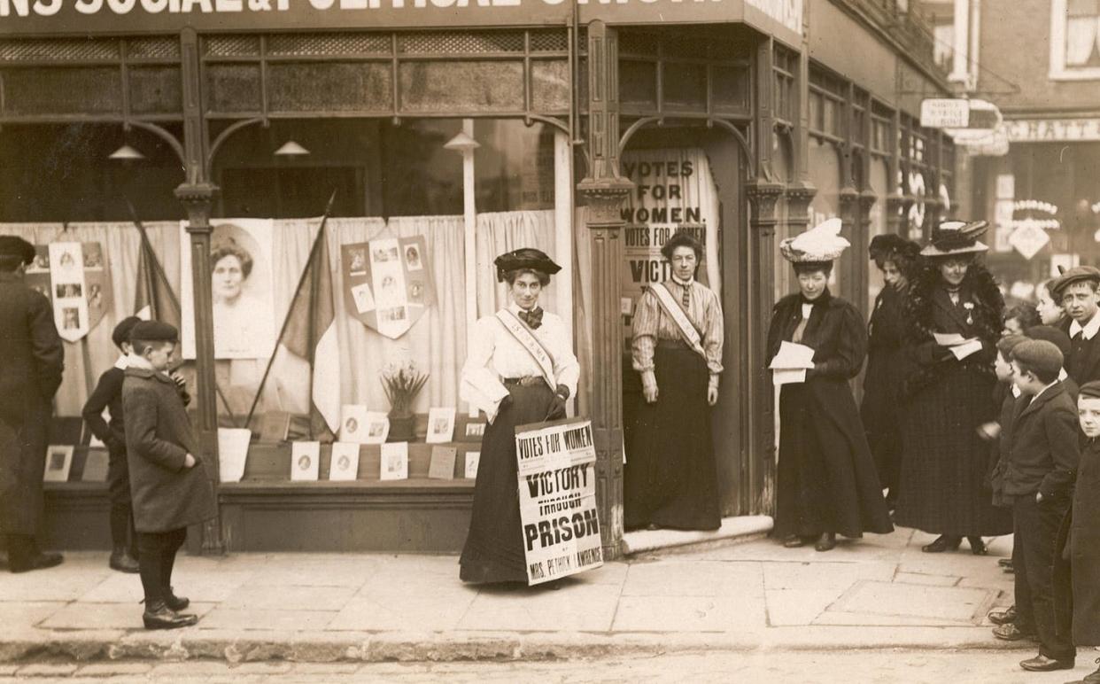 <span class="caption">Sede de la Unión Social y Política de Mujeres en Kensington.</span> <span class="attribution"><a class="link " href="https://commons.wikimedia.org/wiki/File:Kensington_Women%27s_Social_and_Political_Union_shop.jpg" rel="nofollow noopener" target="_blank" data-ylk="slk:LSE Library / Wikimedia Commons;elm:context_link;itc:0;sec:content-canvas">LSE Library / Wikimedia Commons</a></span>