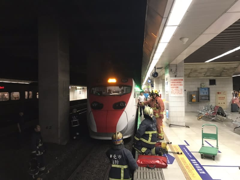 板橋站女子疑似跳軌，遭普悠瑪撞擊命危，目前送醫急救，台鐵已安排乘客轉乘。（翻攝照片）