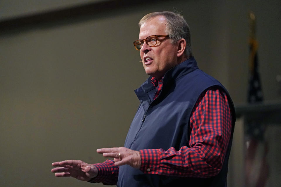 El pastor Jay Richardson durante su sermón en un servicio de la Iglesia Bautista Highland Colony en Ridgeland, Mississippi, el 29 de noviembre de 2020. (AP Foto/Rogelio V. Solis)