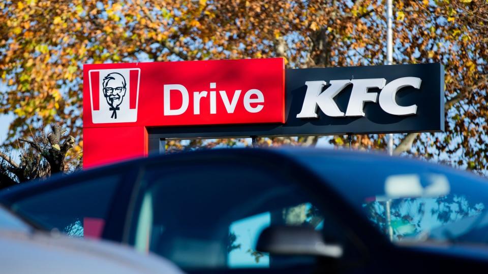 Autos stehen vor dem Drive-In Autoschalter einer Filiale der Fastfood Kette Kentucky Fried Chicken in Düsseldorf.