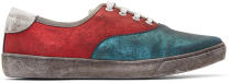 <p>Golden Goose n’est pas seule marque à vendre des chaussures déjà usées (toutes ces chaussures sont-elles vendues sans garantie d’emballage ?). <em>(Photo</em> <a rel="nofollow noopener" href="https://www.ssense.com/en-ca/men/product/marc-jacobs/red-distressed-metallic-sneakers/1845743" target="_blank" data-ylk="slk:via SSENSE;elm:context_link;itc:0;sec:content-canvas" class="link "><em>via SSENSE</em></a><em>)</em> </p>