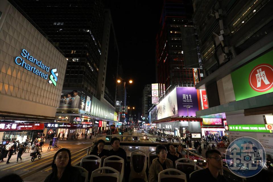 熱鬧繽紛的彌頓道，是許多遊客來香港逛街購物的必經之地。