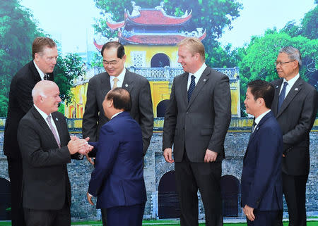 Vietnam's Prime Minister Nguyen Xuan Phuc (front C) shakes hands with U.S. Trade Representative Robert Lighthizer as Peru's Foreign Trade Minister Eduardo Ferreyros (front L), Singapore's Trade Minister Lim Hng Kiang (back 2nd L), New Zealand's Trade Minister Todd McClay (back 2nd R), Malaysia's Trade Minister Mustapa Mohamed (back R), and Vietnam's Minister of Trade Tran Tuan Anh (front R) look on during a group photo session on the sidelines of the APEC Ministers Responsible For Trade meeting in Hanoi, Vietnam May 20, 2017. REUTERS/Hoang Dinh Nam/Pool