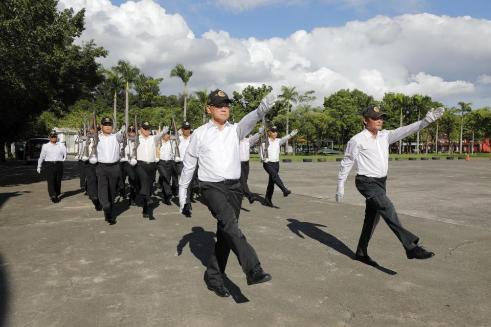 為了今年陸官百年校慶，官校校友們專注練習，期以整齊響亮的正步，展現忠貞不變的黃埔心。陸軍司令部提供