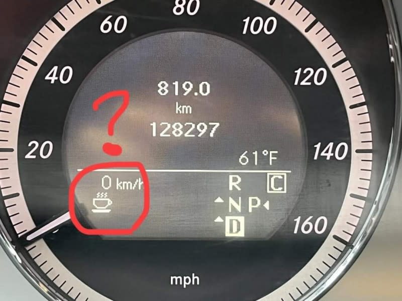 網友汽車儀表板出現咖啡杯圖示，發文求問原因。（圖/翻攝自臉書爆廢公社）
