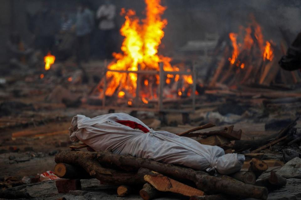 2021年5月1日，印度首都新德里，一名Covid-19死者的遺體在火化場預備被火化。