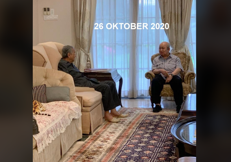 Tun Dr Mahathir Mohamad meeting with Umno MP Tan Sri Tengku Razaleigh Hamzah in a photo marked October 26. — Picture courtesy of Facebook/Kelab Che Det