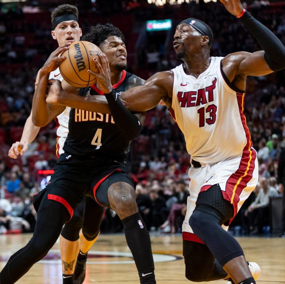 El centro del Heat Bam Adebayo le comete una falta a Jalen Green, de los Rockets de Houston, en el partido celebrado el 8 de enero de 2024 en Miami.