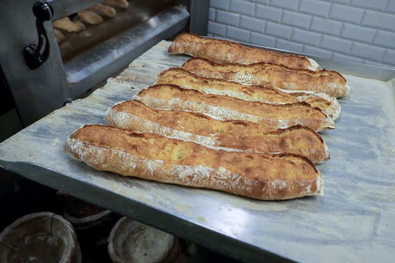 Baguettes en una panadería en las afueras de París. (AP Photo/Michel Euler)