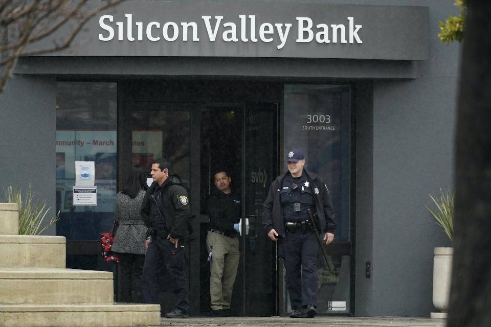 Santa Clara Police officers exit Silicon Valley Bank. <a href="https://newsroom.ap.org/detail/BanksInflation/29b034ff1a7f46cd84b931df656768bf/photo?Query=Silicon%20Valley%20bank&mediaType=photo&sortBy=arrivaldatetime:desc&dateRange=Anytime&totalCount=38&currentItemNo=0" rel="nofollow noopener" target="_blank" data-ylk="slk:AP Photo/Jeff Chiu;elm:context_link;itc:0;sec:content-canvas" class="link ">AP Photo/Jeff Chiu</a>