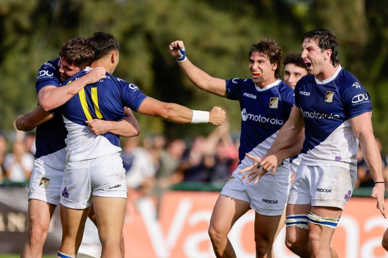 No fue como salir campeón, pero no anduvo tan lejos: Tomás Baca Castex. Tobías Imbrosciano, Matías Muniagurria y todo Champagnat vivieron con euforia su sorpresivo éxito sobre vs. Newman en su tercer partido en el Top 12 de URBA luego del ascenso.