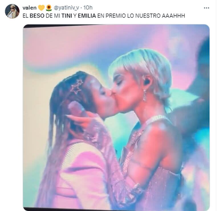 Los fans de ambas artistas se mostraron eufóricos por el beso