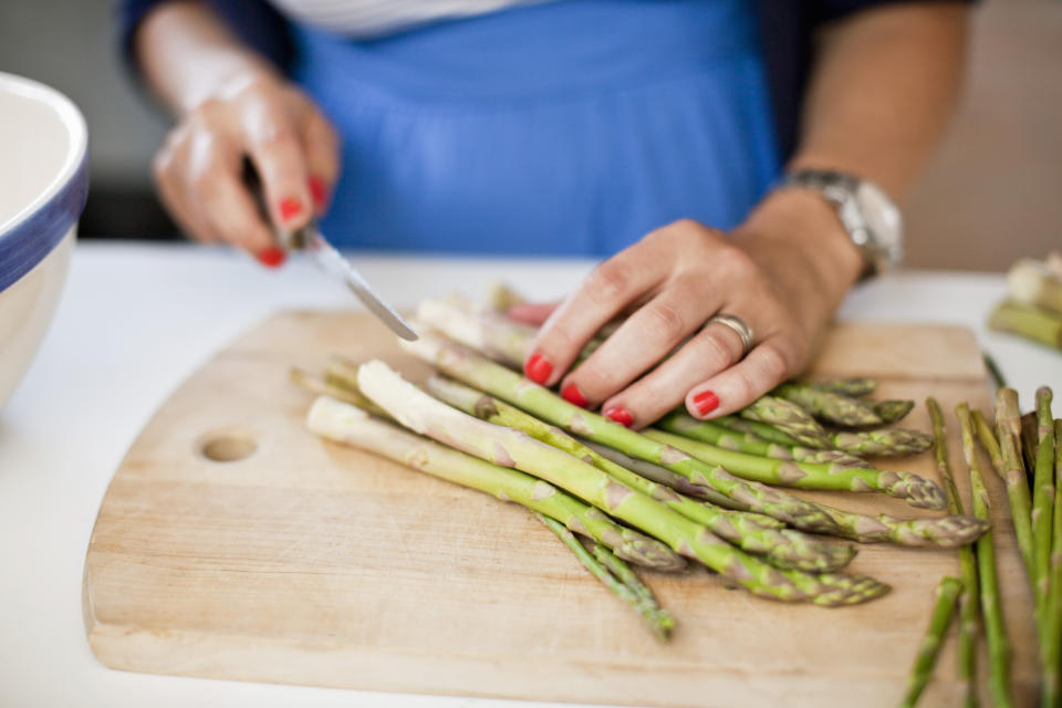 Warum Spargel nicht auch einmal im Backofen zubereiten? (Bild: Getty).