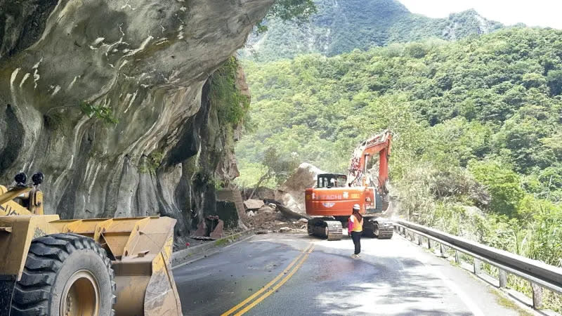 ▲台8線中橫公路178k布洛灣路段今（30）日上午坍方巨石阻斷道路，預計17時搶通。（圖／公路局）