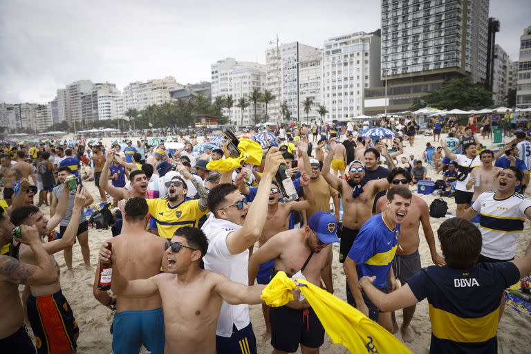 Hinchas de Boca en las playas de Copacabana