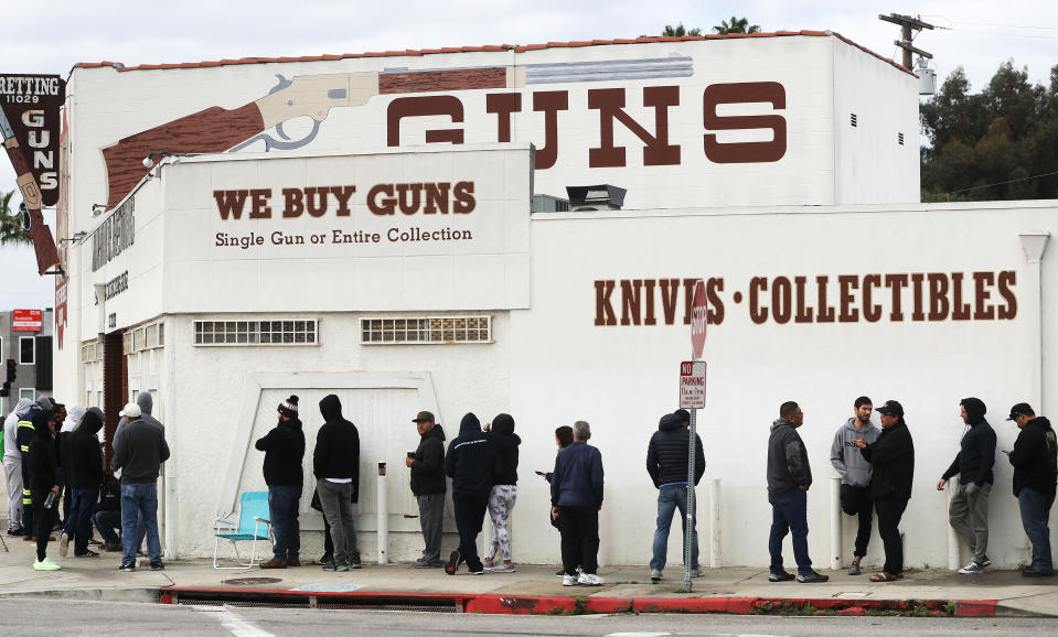 Leute stehen in Culver City, Kalifornien, vor einem Waffengeschäft Schlange.  (Bild: Getty Images)