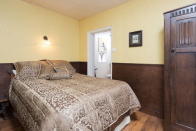 <p>There’s also a second bedroom with an ensuite bathroom. (Airbnb) </p>