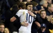 Football - Tottenham Hotspur v West Ham United - Barclays Premier League - White Hart Lane - 22/11/15 Tottenham manager Mauricio Pochettino congratulates Harry Kane after he is substituted Reuters / Toby Melville Livepic