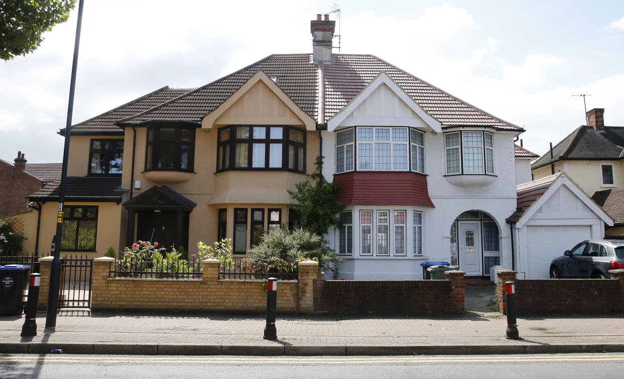 A view of semi-detached homes in the Willesden neighbourhood of northwest London, August 15, 2014. The Bank of England gave a clean bill of health to Britain's controversial flagship mortgage guarantee scheme on Thursday, sparing the government from potential embarrassment in the run-up to a national election.  The central bank also formally asked to expand its arsenal of powers to curb mortgage lending for homes and buy-to-let properties, and said it was bringing forward the date when it would put a figure on the maximum leverage banks can have. Picture taken August 15, 2014.   REUTERS/Suzanne Plunkett (BRITAIN - Tags: BUSINESS REAL ESTATE TPX IMAGES OF THE DAY)     ATTENTION EDITORS - PICTURE 20 OF 21 FOR WIDER IMAGE STORY 'NEIGHBOURING VISIONS'  SEARCH 'PLUNKETT VISIONS' FOR ALL PICTURES