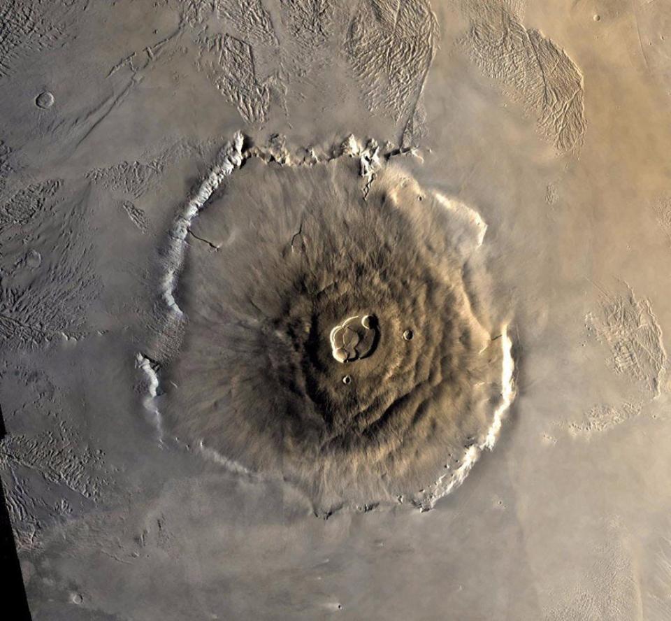 Der größte Vulkan in unserem Sonnensystem, Olympus Mons, befindet sich auf dem Mars und ist etwa dreimal so hoch wie der Mount Everest. - Copyright: HUM Images/Getty Images