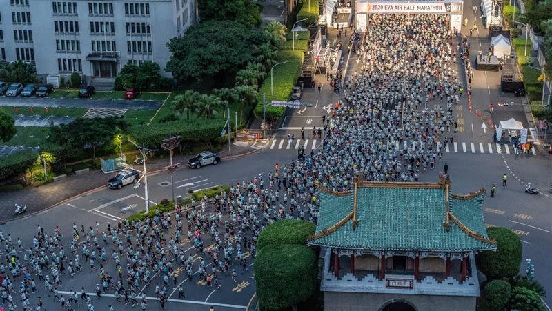 長榮航空城市觀光馬拉松逾兩萬名跑者今天在總統府前盛大開跑。（圖／主辦單位提供）