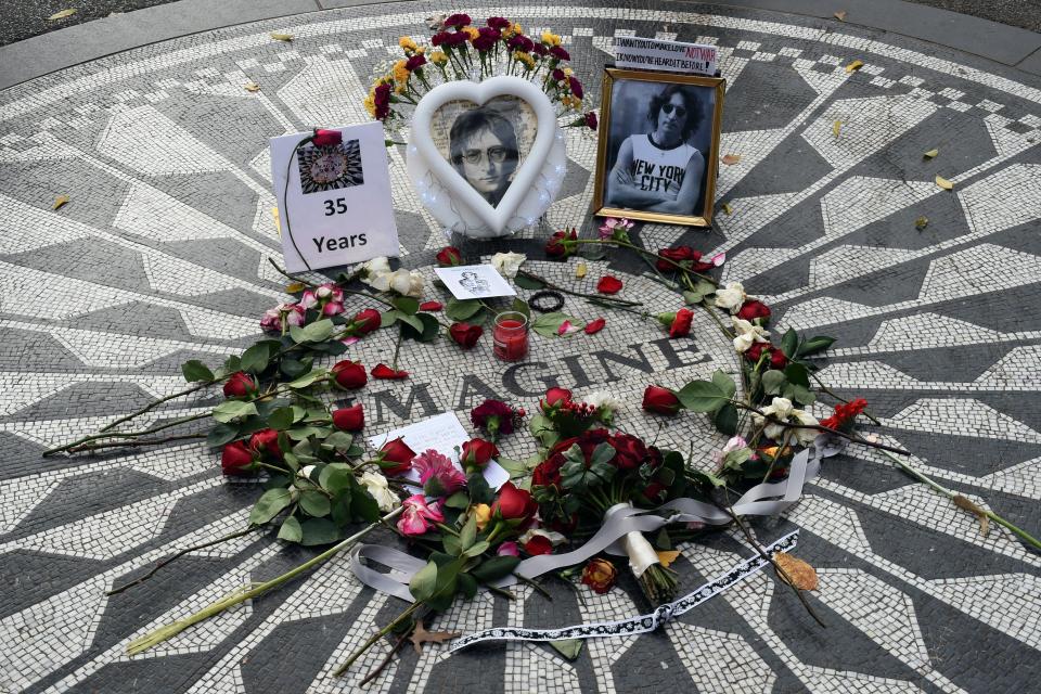 Homenaje a John Lennon en Strawberry Fields en el jardín de Central Park en Nueva York. AFP PHOTO / TIMOTHY A. CLARY / AFP / TIMOTHY A. CLARY        (Photo credit should read TIMOTHY A. CLARY/AFP via Getty Images)