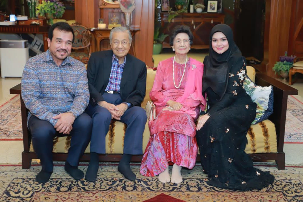(From left) Datuk Seri Khalid Mohamad Jiwa, Tun Dr Mahathir Mohamad, Tun Dr Siti Hasmah Mohd Ali and Datuk Seri Siti Nurhaliza Tarudin at the singer’s residence yesterday. — Picture from Instagram/@ctdk