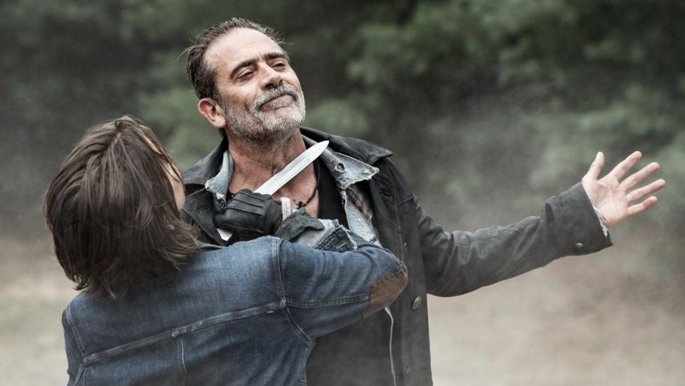 Maggie holds a knife to Negan's neck in the walking dead dead city 