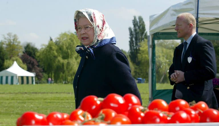 La Reina Isabel II de Inglaterra visita los puestos de verduras y frutas durante la Feria Equina Royal Windsor, en los terrenos del Castillo de Windsor, el 12 de mayo de 2005