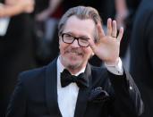 <p>Gary Oldman wears black thick frames with his tux at the 2018 Oscars red carpet. (Photo: Getty Images) </p>