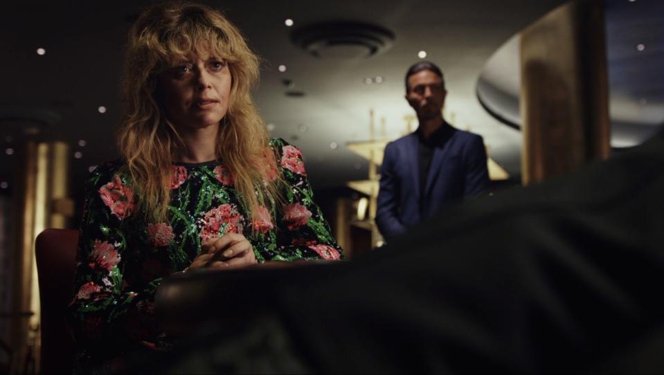 natasha lyonne and benjamin bratt in episode 10 of poker face