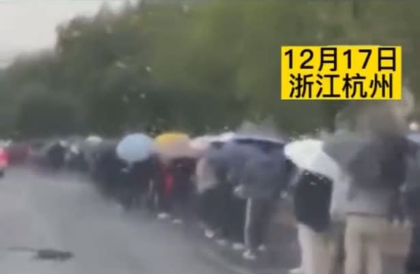 推特網紅方舟子分享杭州醫院外的冒雨排隊的病患。   圖:翻攝自推特方舟子 @fangshimi