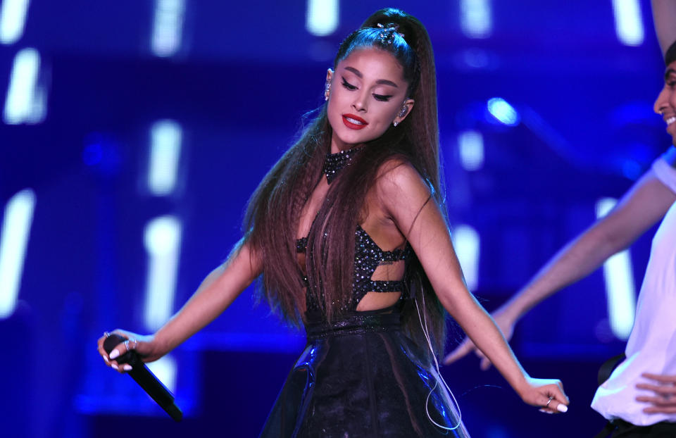 <p>Las búsquedas de sudaderas han aumentado un 130% gracias al efecto Ariana, algo normal si tenemos en cuenta que tiene 135 millones de seguidores en Instagram. (Foto: Chris Pizzello / AP). </p>