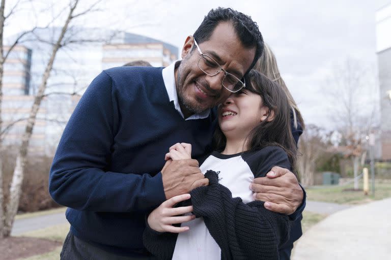 El excandidato presidencial de Nicaragua, Félix Maradiaga, abraza a su hija Alejandra, luego de llegar desde Nicaragua al Aeropuerto Internacional Washington Dulles, en Chantilly, Virginia, el jueves 9 de febrero de 2023