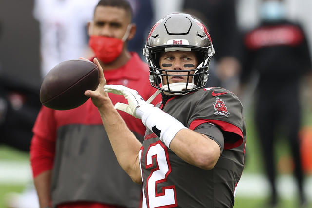 Brett Favre rocking Tom Brady shirt at Bucs game