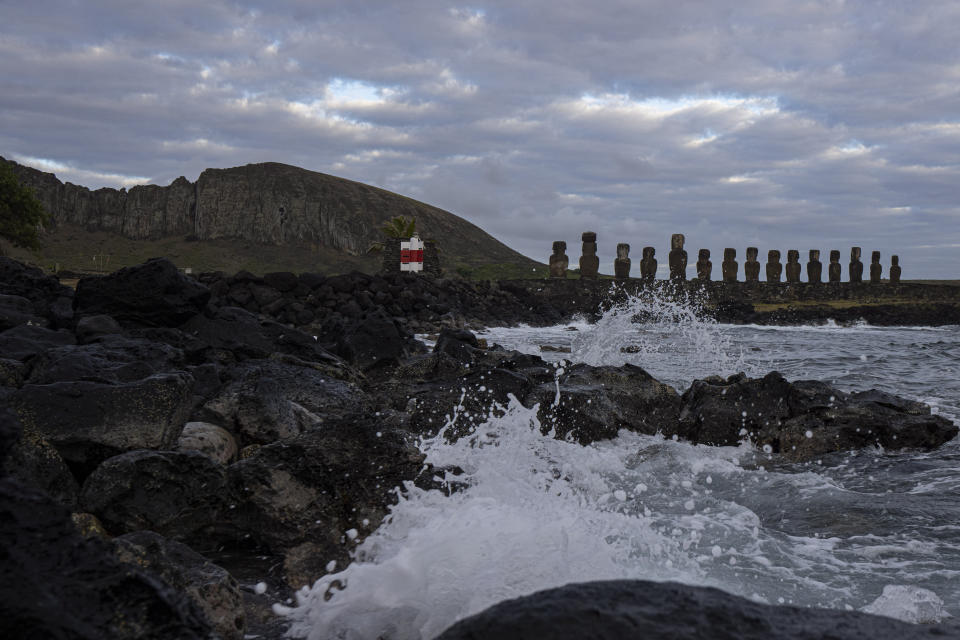 El mar golpea las rocas de una caleta de pescadores cerca de Ahu Tongariki y el volcán Rano Raraku en Rapa Nui, o Isla de Pascua, Chile, el martes 22 de noviembre de 2022. (AP Foto/Esteban Felix)