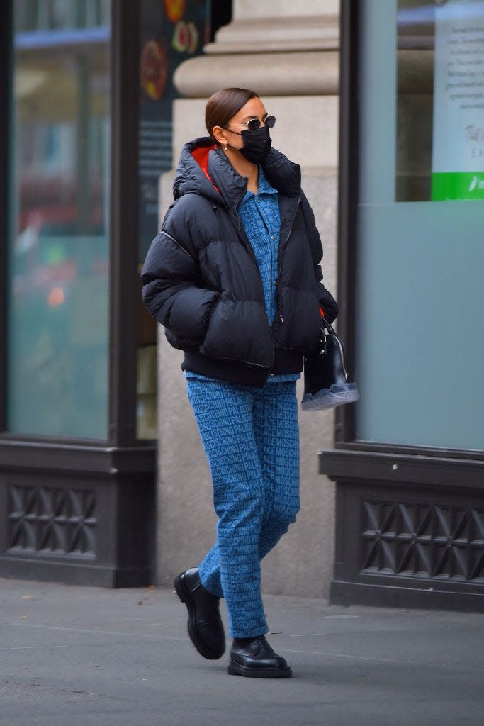 Irina Shayk on the school pick up, December 2020