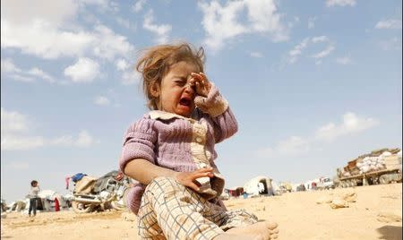 A girl cries at a refugee camp for people displaced in fightings between the Syrian Democratic Forces and Islamic State militants in Ain Issa, Syria October 14, 2017. REUTERS/Erik De Castro